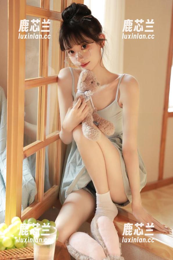 惊艳壁纸来袭：Seoyool (서율)Ready-微型比基尼写真让你心动不已.txt